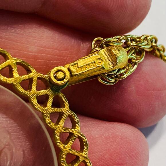 Crown Trifari goldtone chain necklace & etched clear white glass pendant jewelry - Picture 3 of 6